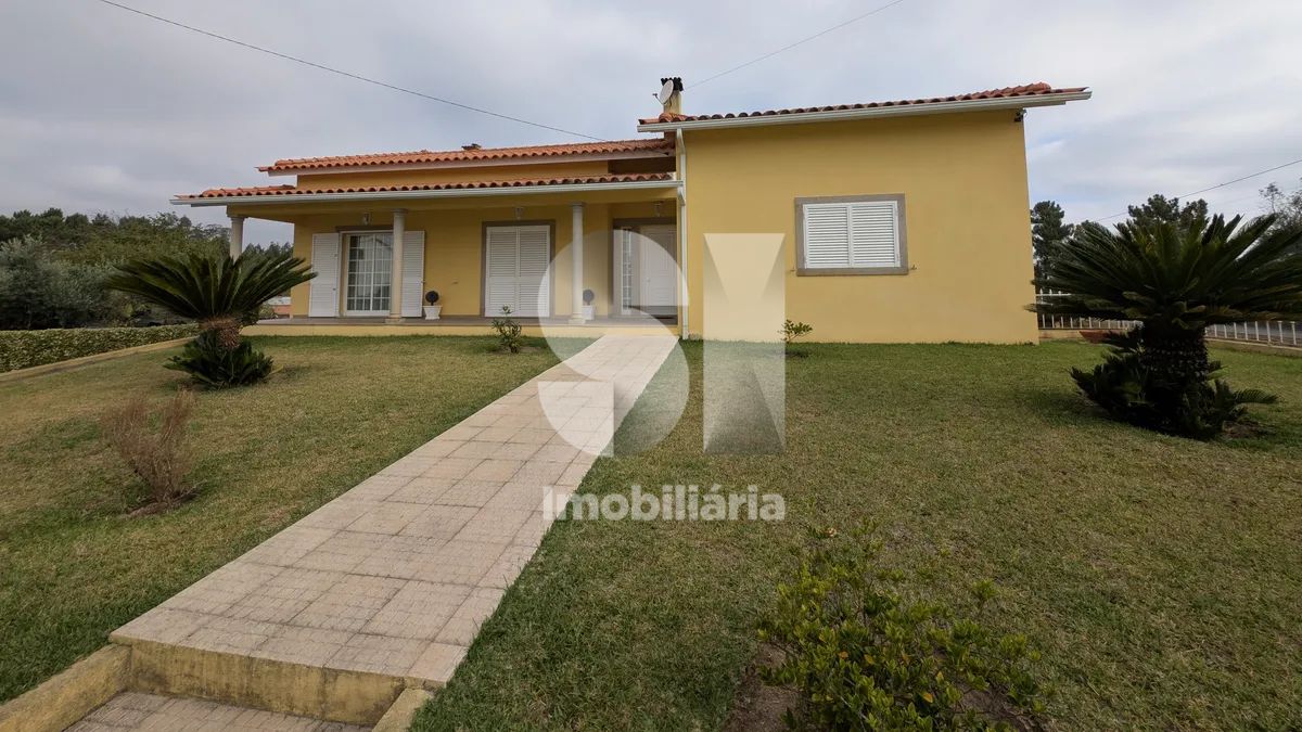 3-Bedroom Villa with Double Garage, Pool, Garden and Borehole - Tábua
