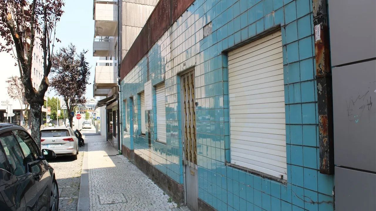 Edifício devoluto com projeto aprovado para a construção de 9 frações