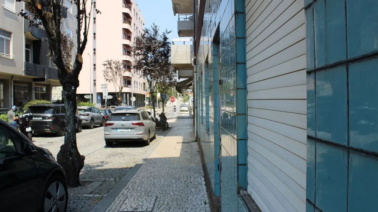 Edifício devoluto com projeto aprovado para a construção de 9 frações - 2