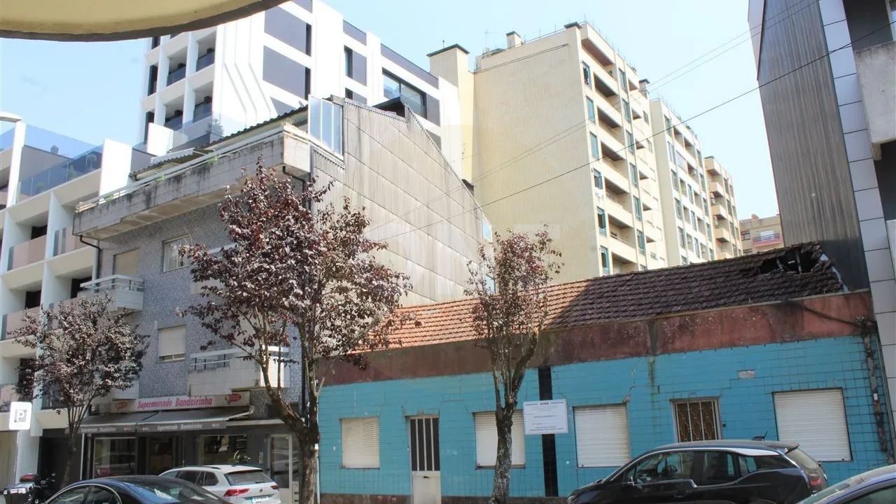 Edifício devoluto com projeto aprovado para a construção de 9 frações - 3