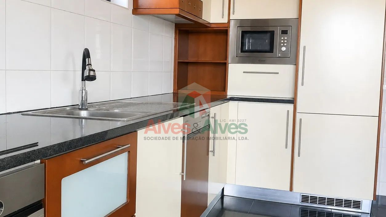 Apartamento T3 Exclusivo | Último Piso | Box p/ 2 carros | À Santa Rita