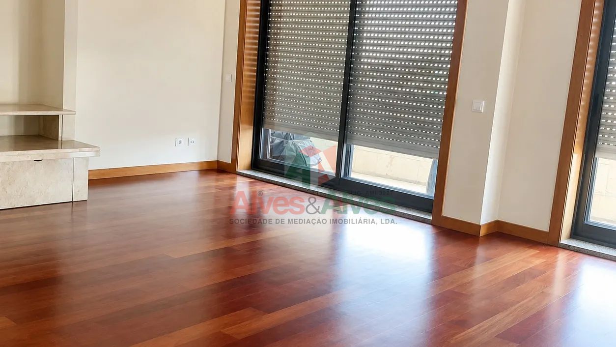 Apartamento T3 | Último Piso | Box p/ 2 carros | À Santa Rita - 2