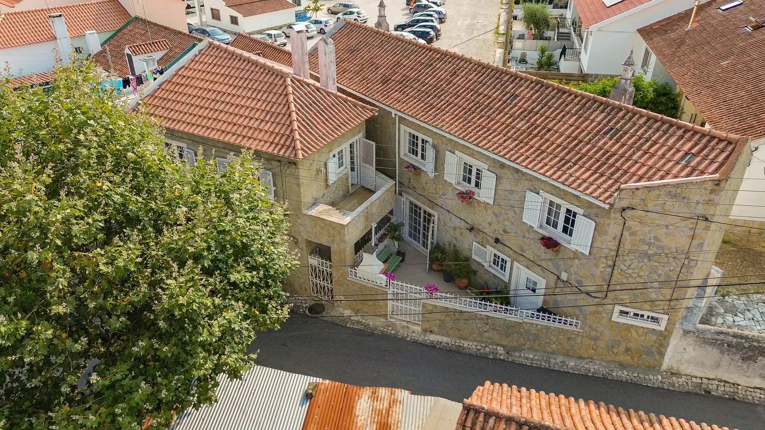 Moradia com TRÊS habitações independentes em Colares