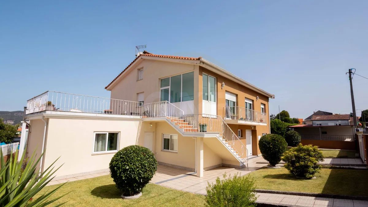 Three-Family Property in Serzedelo Guimarães