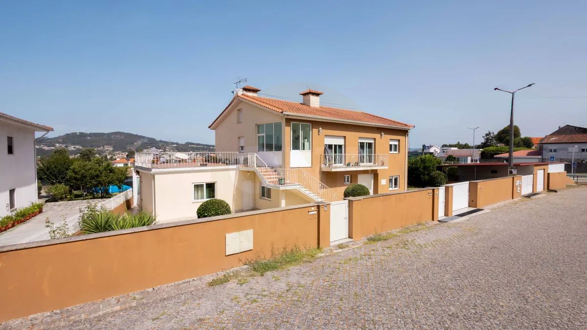 Three-Family Property in Serzedelo Guimarães - 2