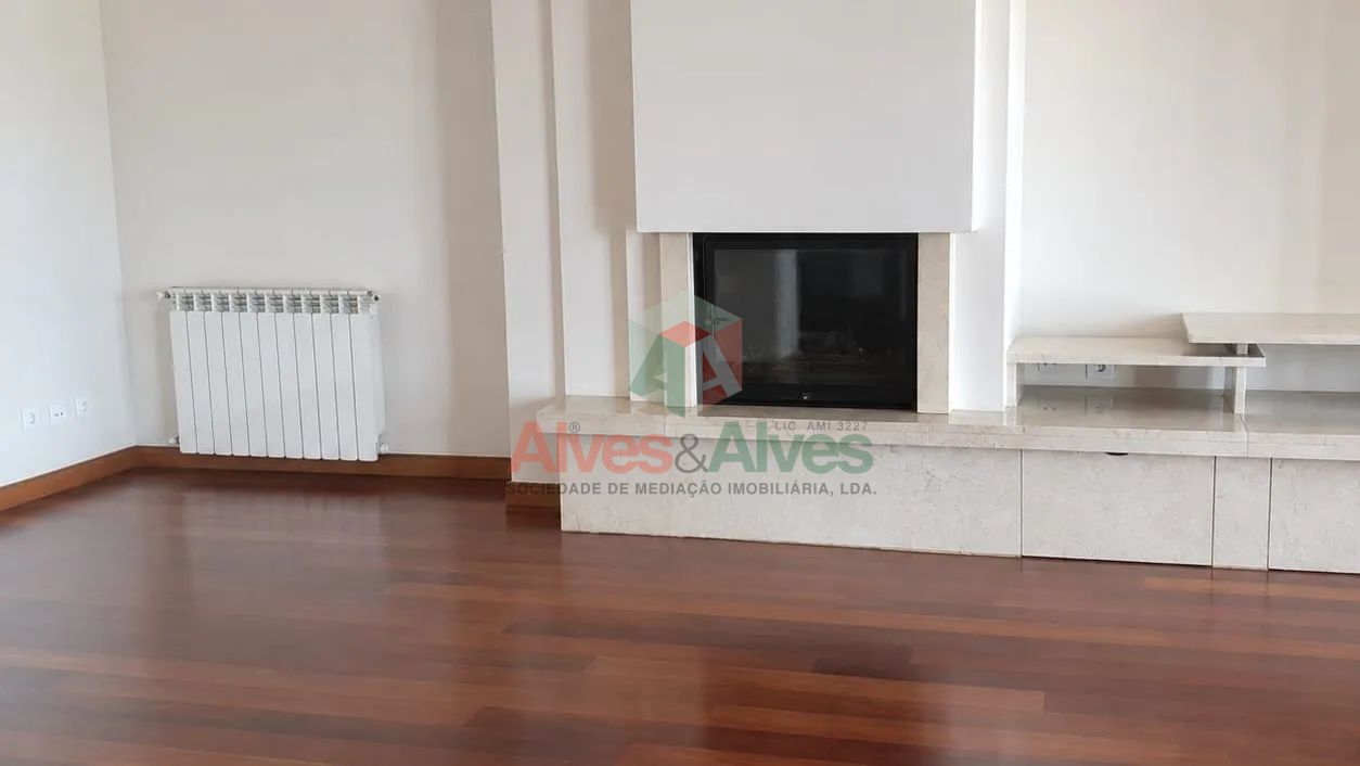 Apartamento T3 Exclusivo | Último Piso | Box p/ 2 carros | À Santa Rita - 2