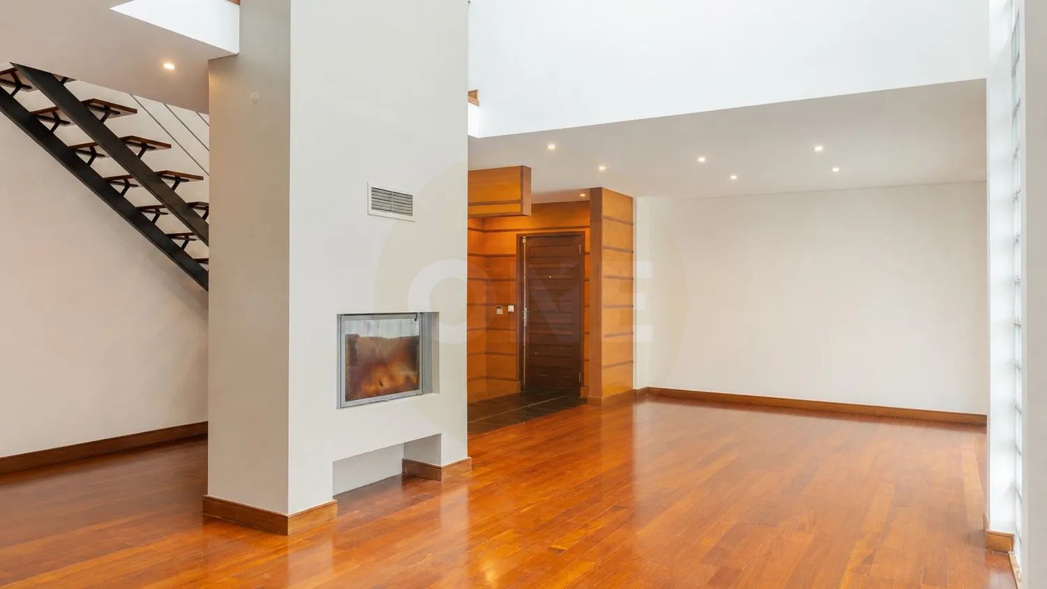 Moradia T5 Isolada com garagem – Elegância, Conforto e Privacidade