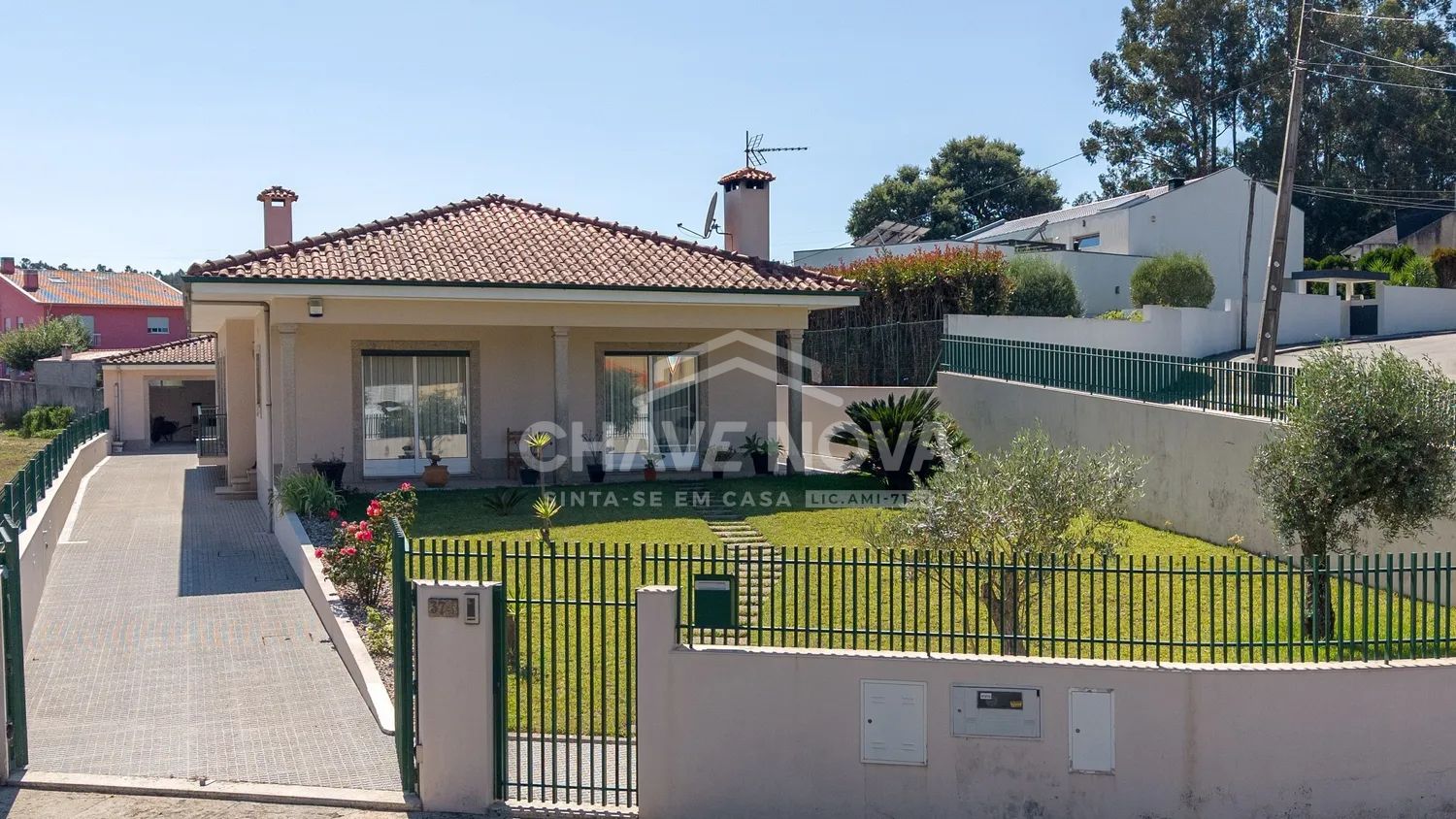Moradia T4 Térrea de 4 Frentes com Amplo Terreno, Cave e Garagem
