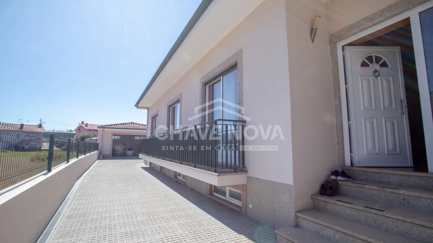 Moradia T4 Térrea de 4 Frentes com Amplo Terreno, Cave e Garagem - 3