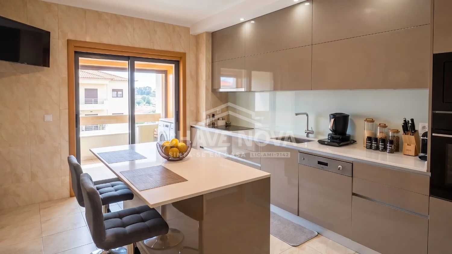 Apartamento T3 Mobilado c/ Garagem Box em São João de Ver
