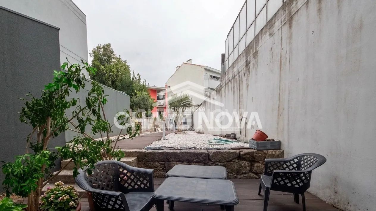 T0 com Terraço Privativo | Praça das Flores – Porto - 2
