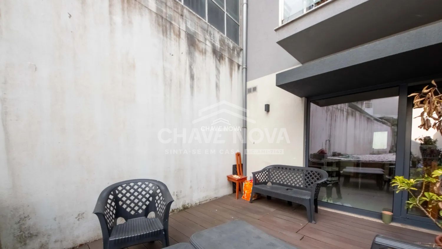 T0 com Terraço Privativo | Praça das Flores – Porto - 3
