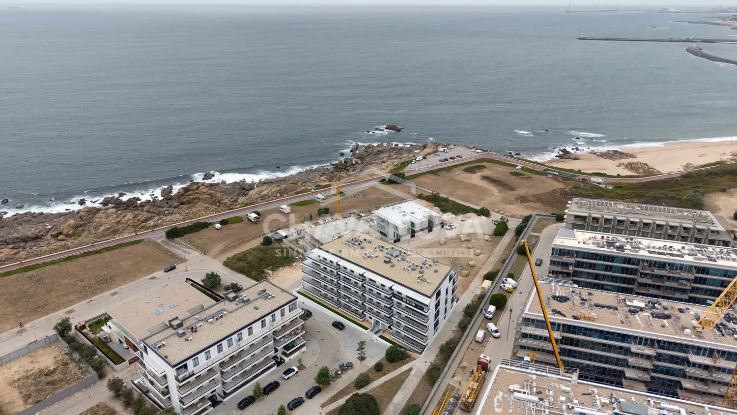 Apartamento T2 Novo c/ Lugar de Garagem e Arrumo em Canidelo (Seca do Bacalhau)