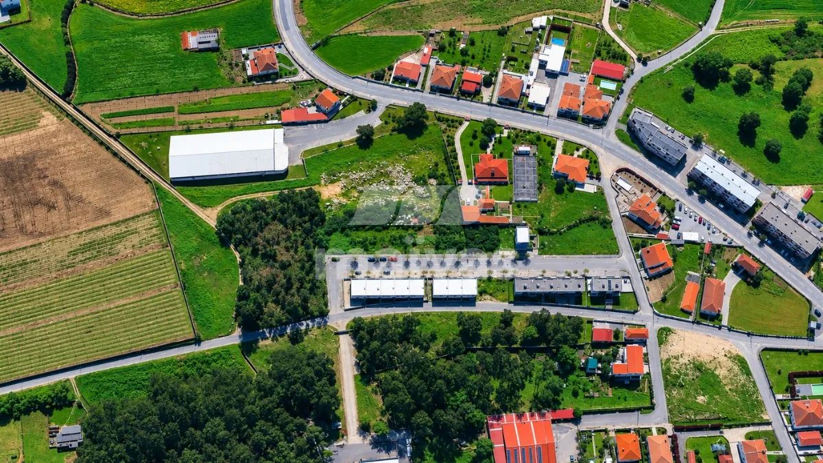 Terreno - Construção de Moradia em Banda em Avidos
