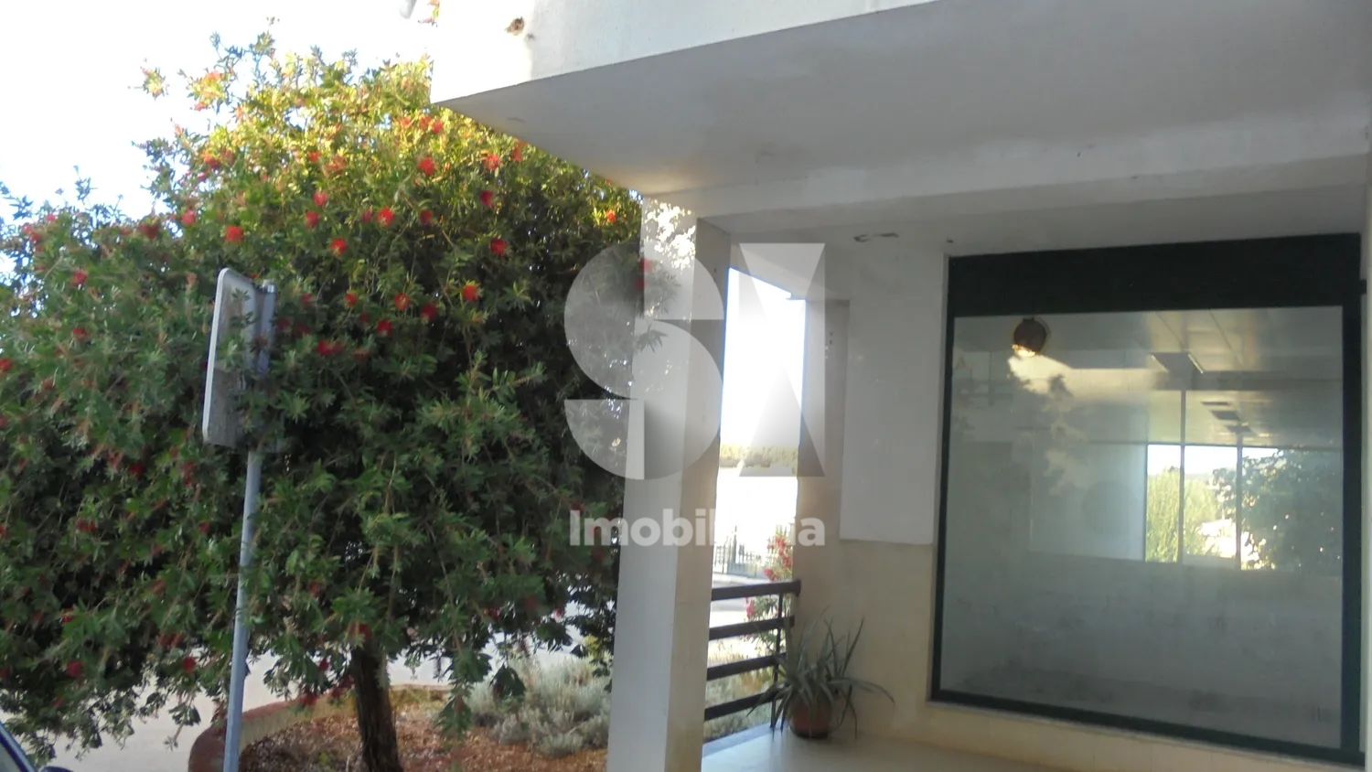 Shop of 105m2 with potential for a spacious 1 or 2 bedroom apartment! - 3