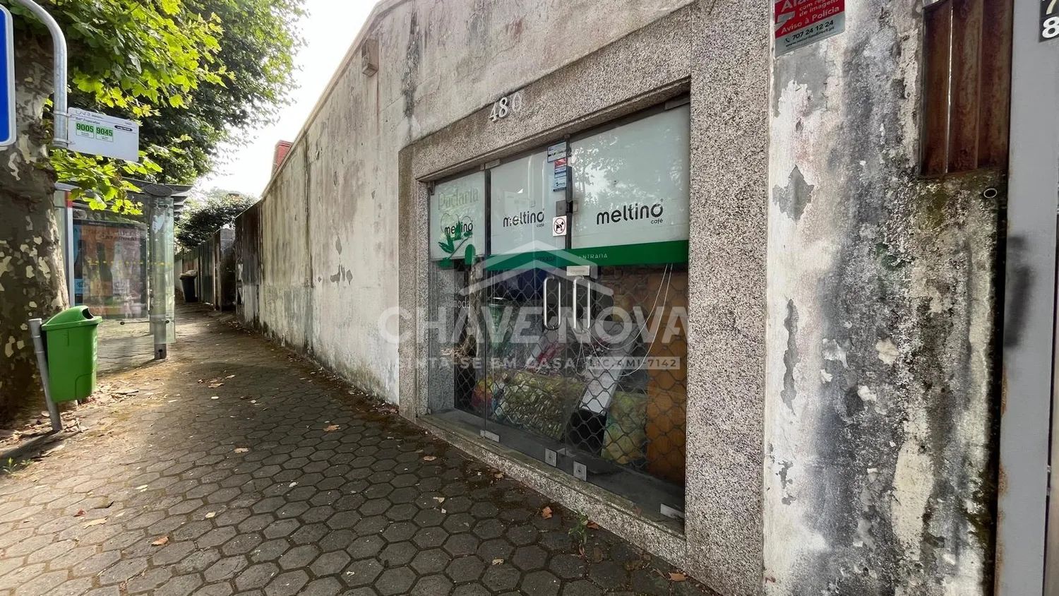 Imóvel com Espaço Comercial e Moradia Térrea a 5 Minutos da Praia de Francelos