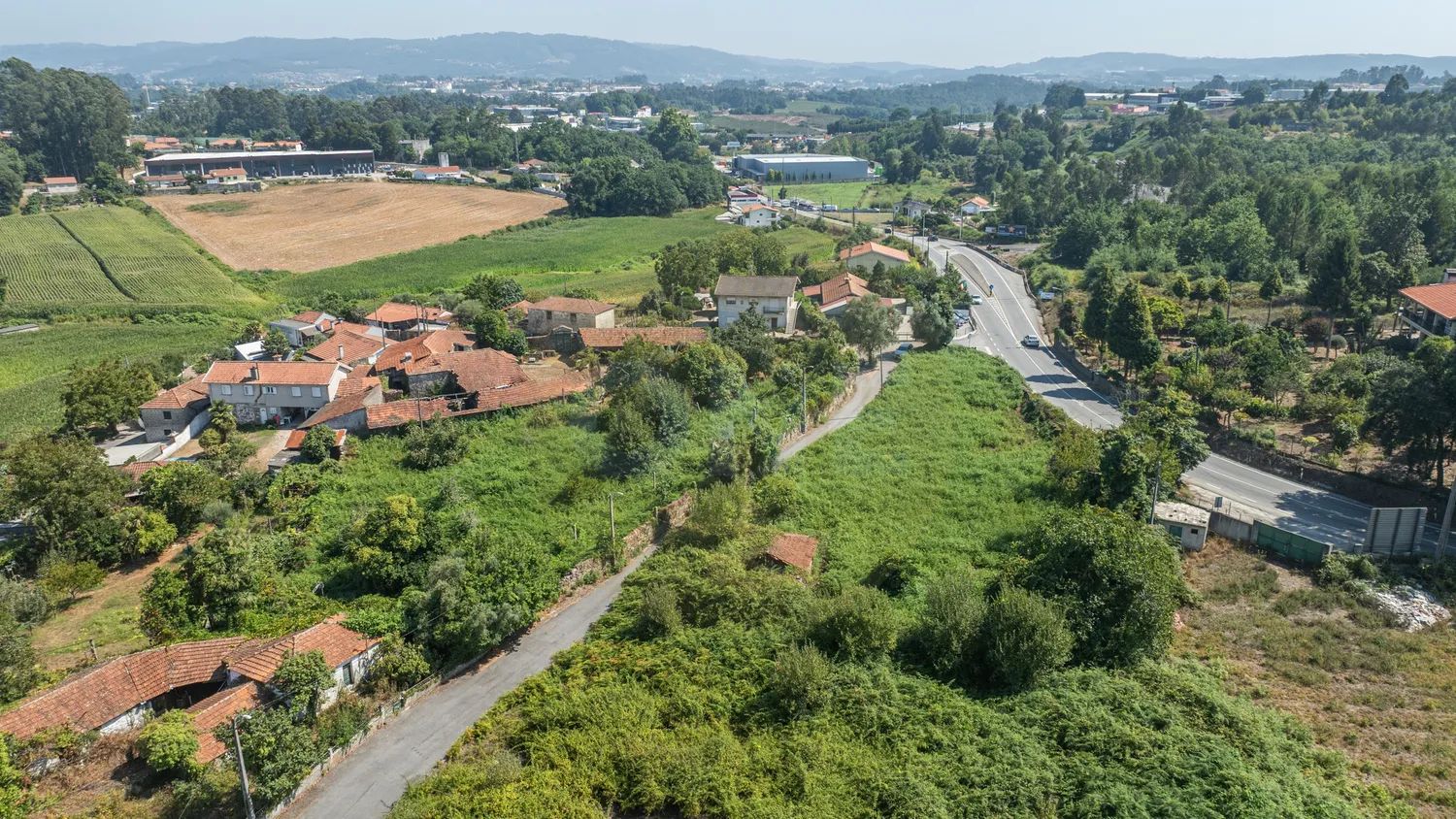 Moradia para Recuperar com 2.017 m² de Terreno Urbano | Famalicão - 2