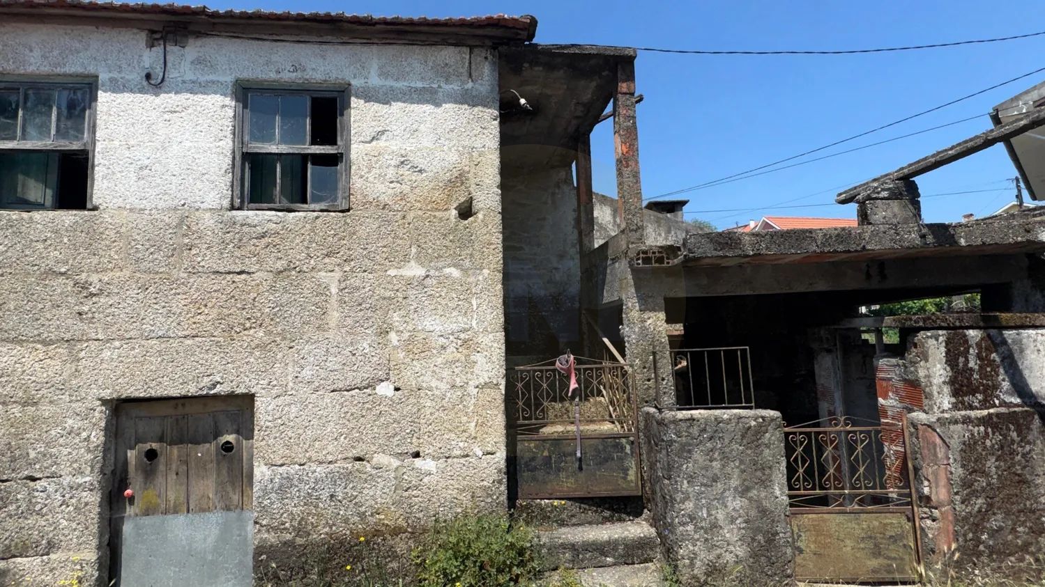 Casa em Ruína para Recuperação – Valadares, Baião