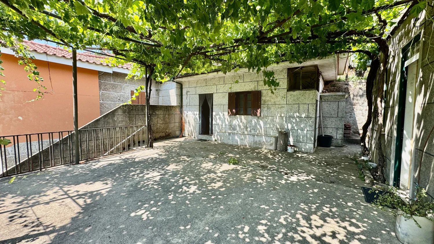 Quintinha Encantadora com Casa em Pedra - 2