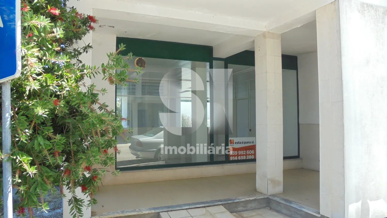 Shop of 105m2 with potential for a spacious 1 or 2 bedroom apartment!