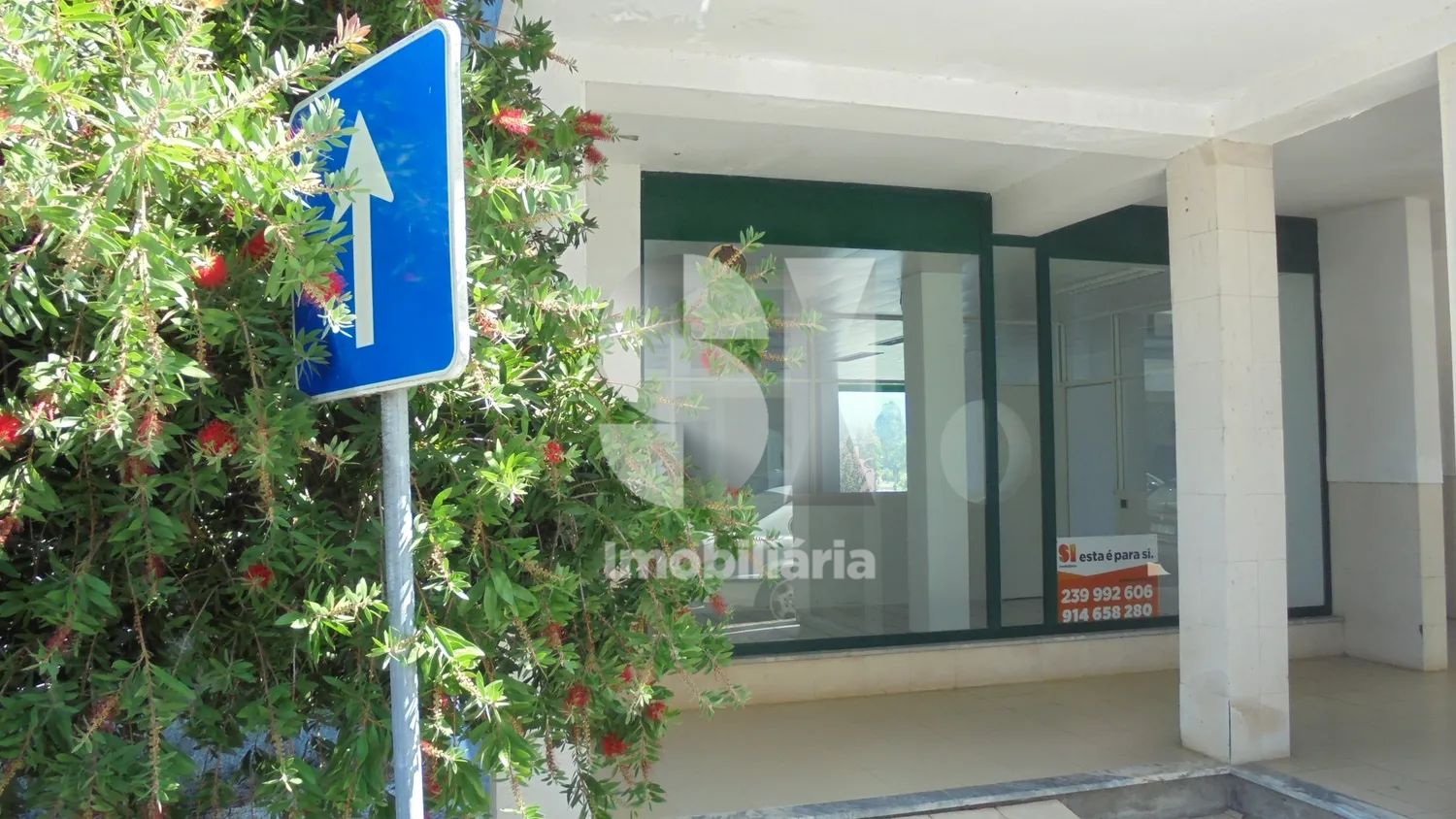 Shop of 105m2 with potential for a spacious 1 or 2 bedroom apartment! - 2
