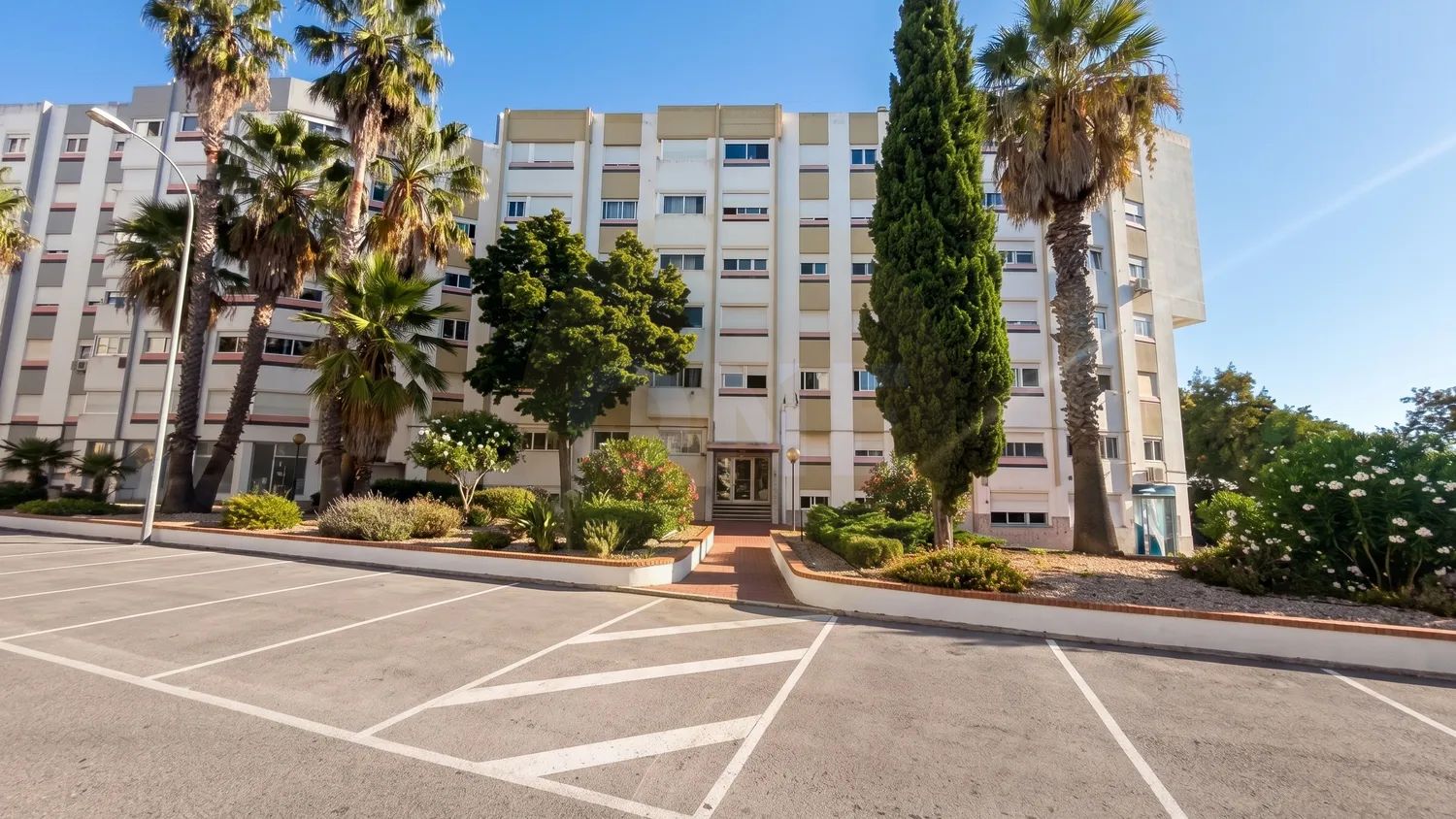 2-Bedroom Apartment for Rent in Linda-a-Velha - 2