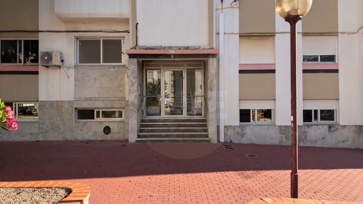 2-Bedroom Apartment for Rent in Linda-a-Velha - 3