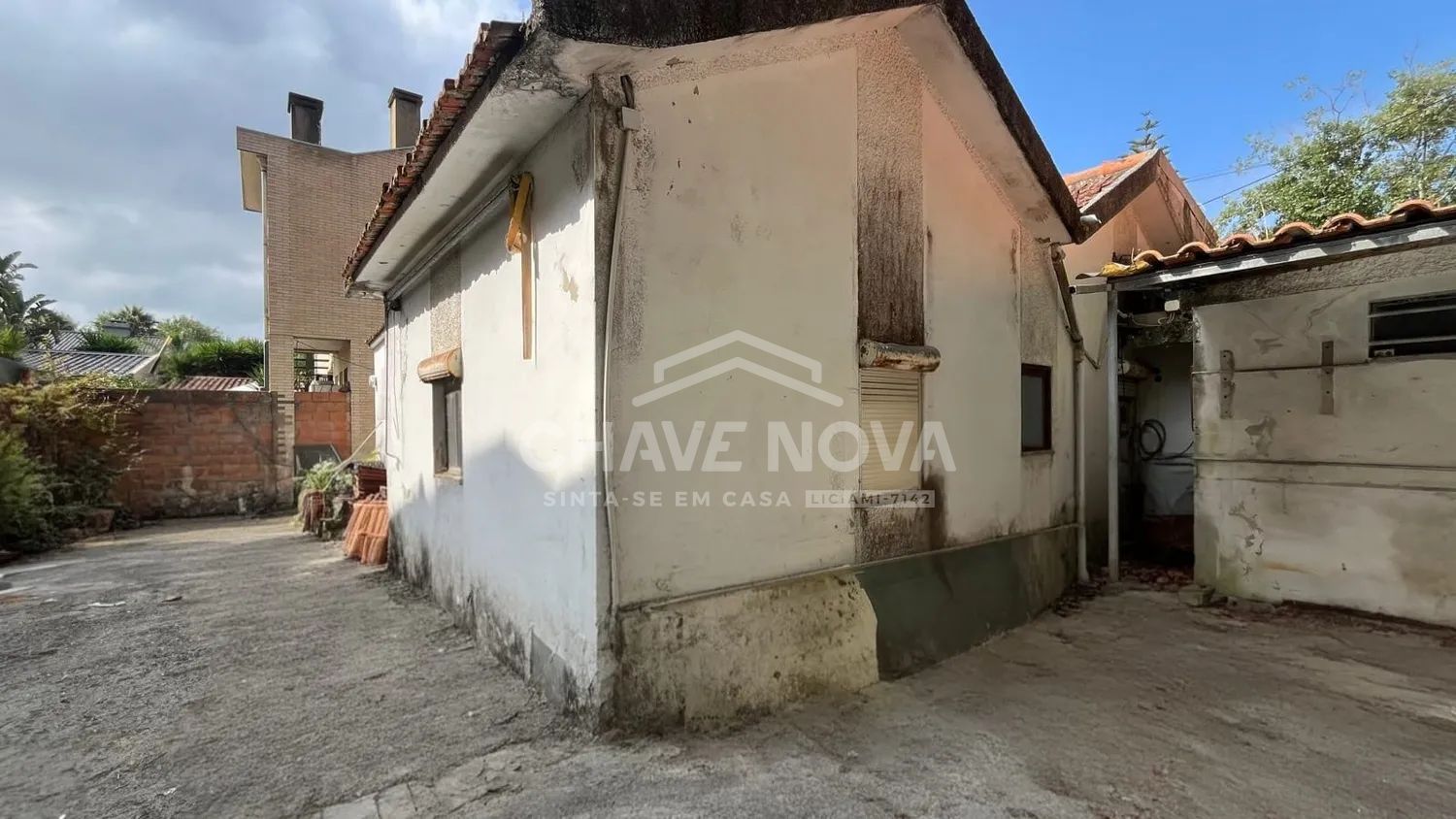 Imóvel com Espaço Comercial e Moradia Térrea a 5 Minutos da Praia de Francelos - 2