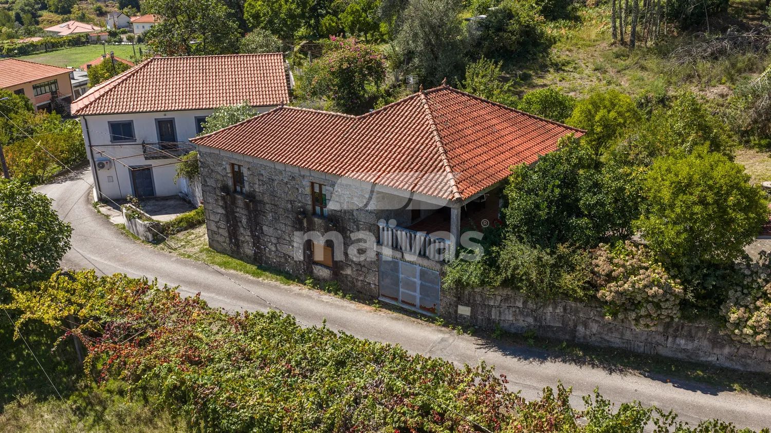 Moradia em Pedra com Piscina e Terreno Amplo - 2