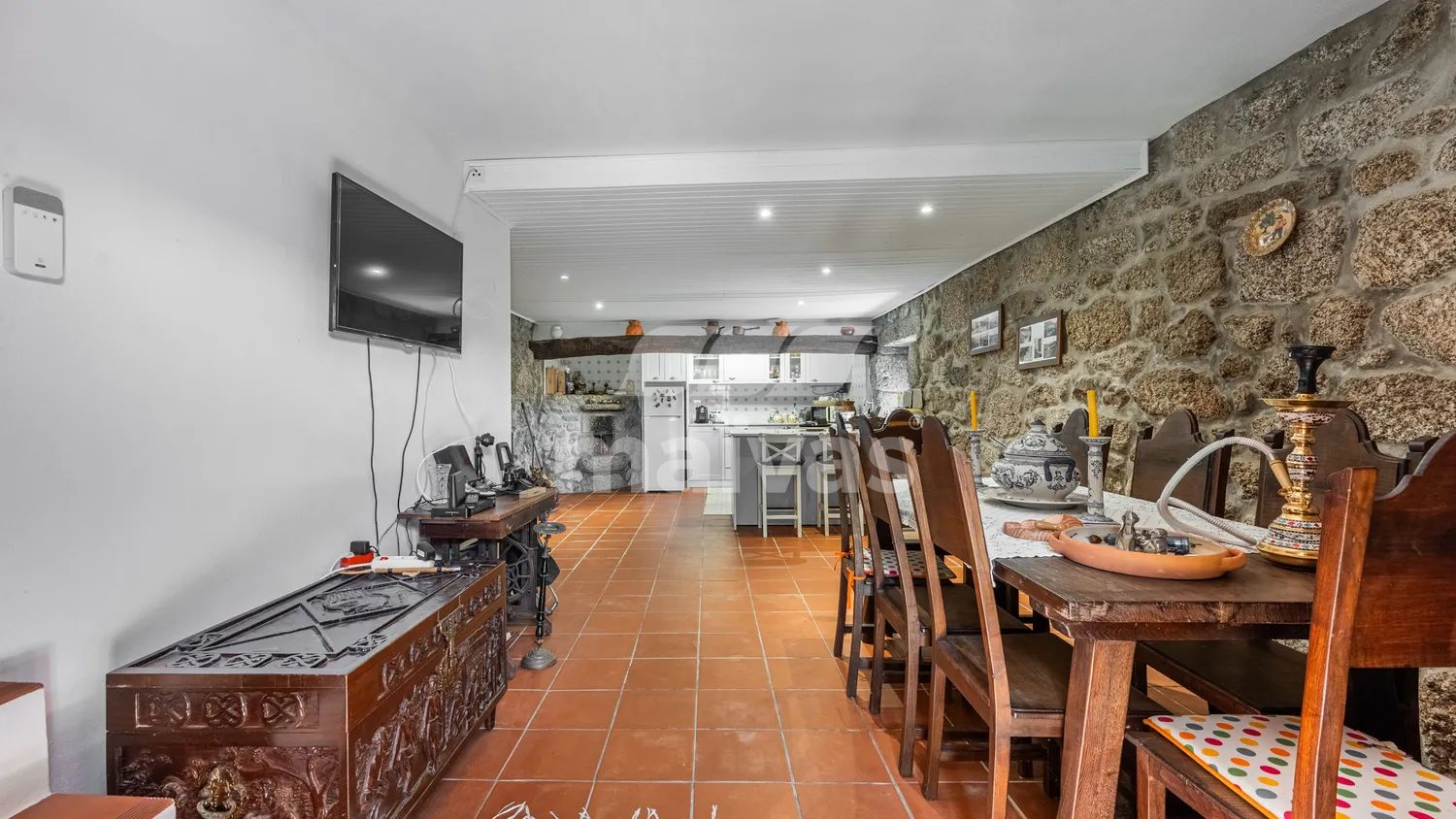 Moradia em Pedra com Piscina e Terreno Amplo - 3