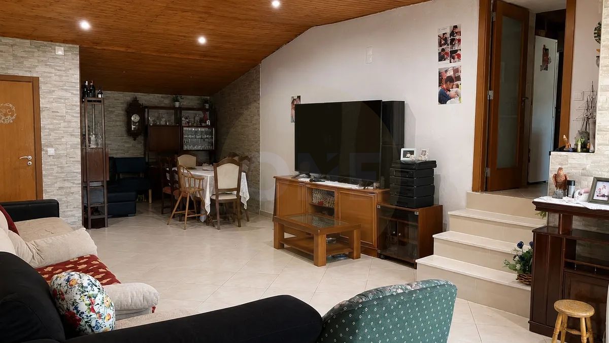 Moradia com 253 m² e Terreno de 1.129 m² em Arranhó - 2