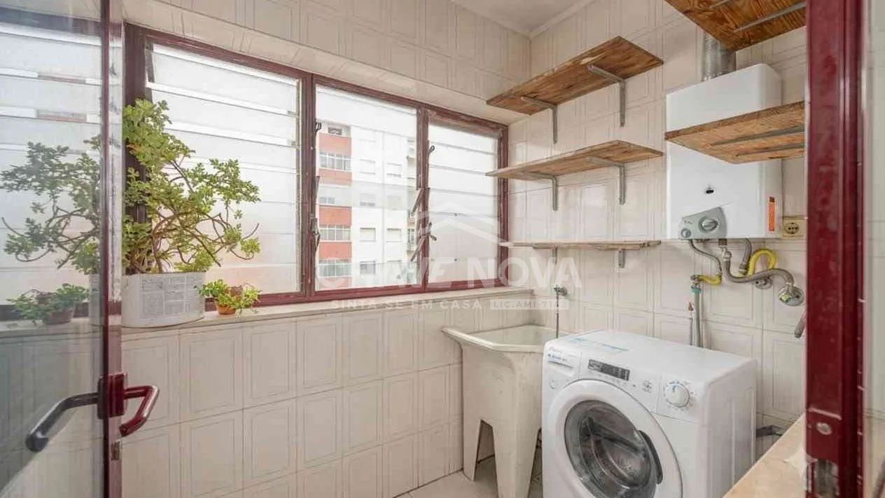 Apartamento T3 com Elevador, Lugar de Garagem e Arrumos junto ao METRO em Vila Nova de Gaia. - 2