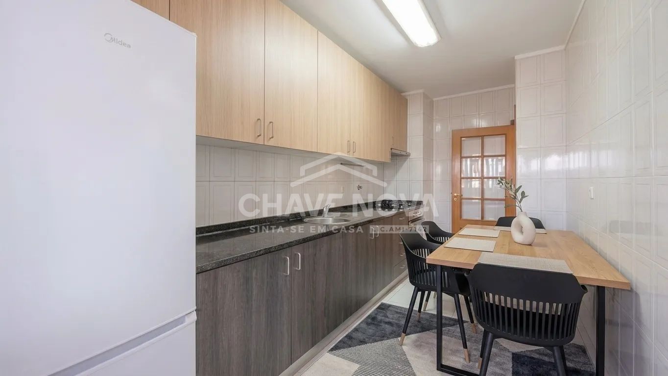 Apartamento T3 com Elevador, Lugar de Garagem e Arrumos junto ao METRO em Vila Nova de Gaia.