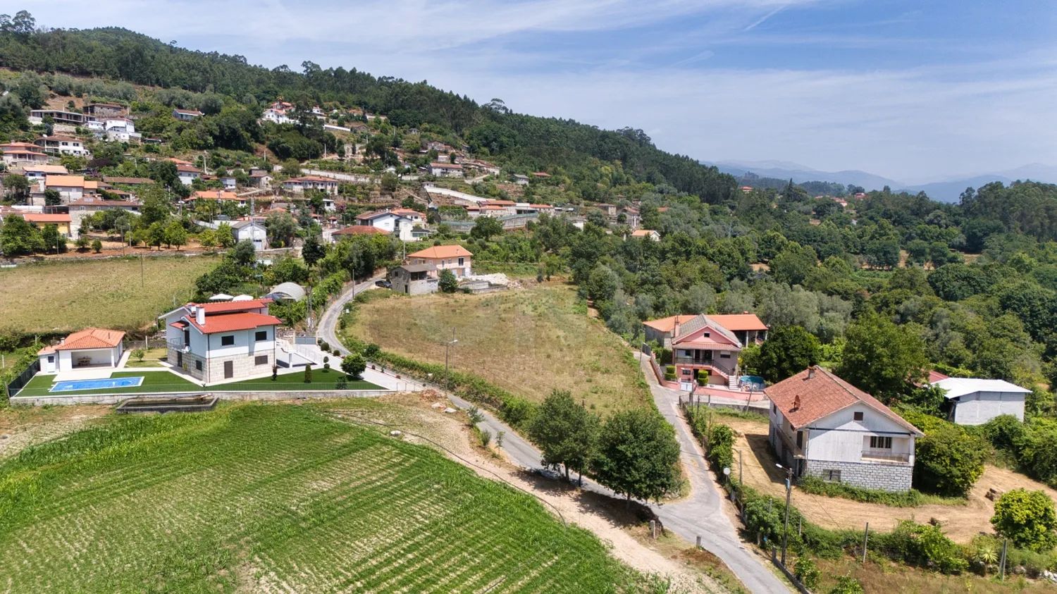 Land with construction potential in Oriz Santa Marinha