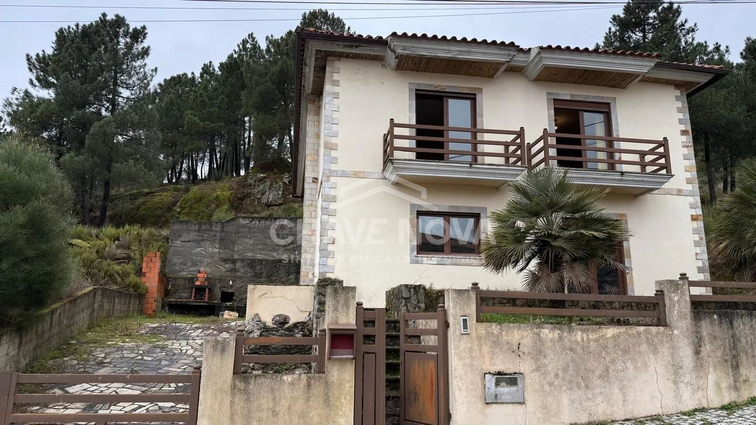 Motadia de 4 frentes em Alijó , local tranquilo e a poucos minutos do centro .