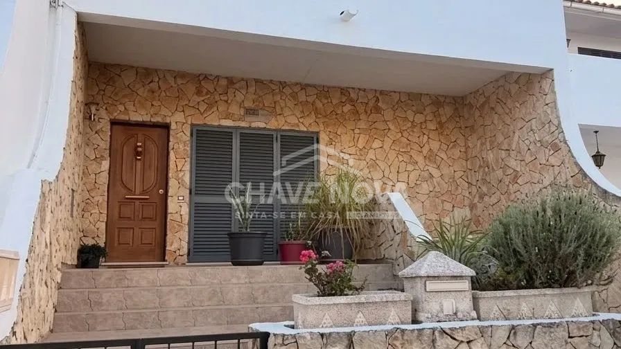 T3+1 House with Backyard in Gambelas, Faro