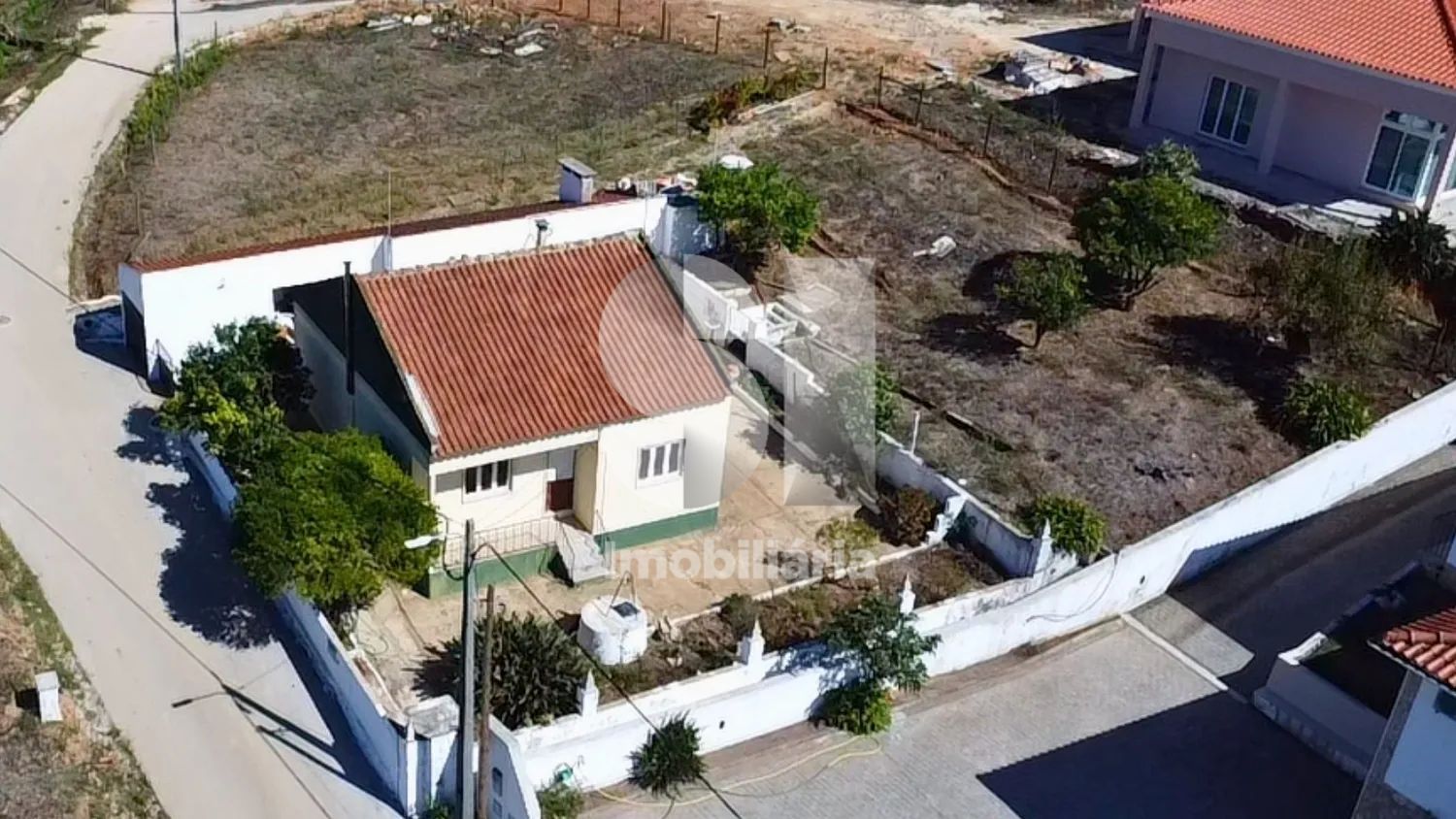 3-bedroom house with 1,112 m² plot and outbuildings