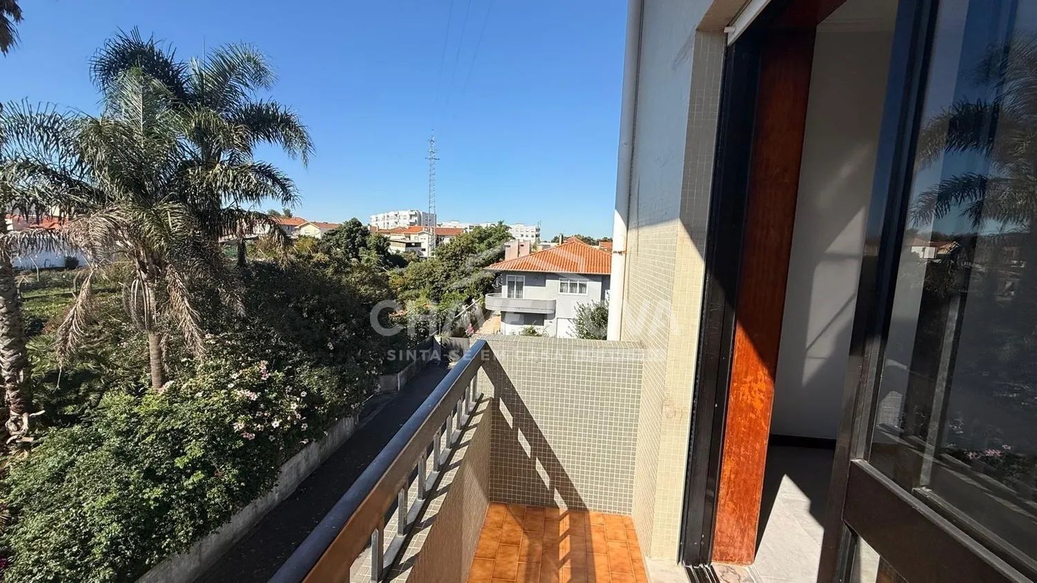 Apartamento T3 em Paços de Brandão , com 3 frentes , com áreas amplas .
