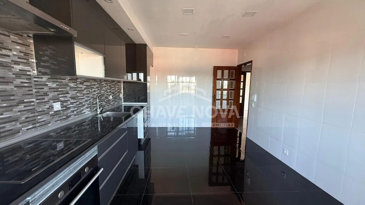 Apartamento T3 em Paços de Brandão , com 3 frentes , com áreas amplas . - 2