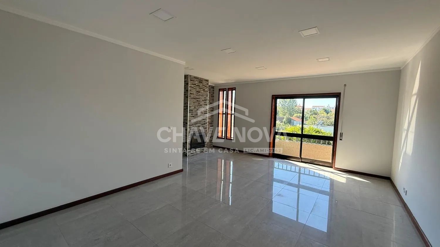 Apartamento T3 em Paços de Brandão , com 3 frentes , com áreas amplas . - 3