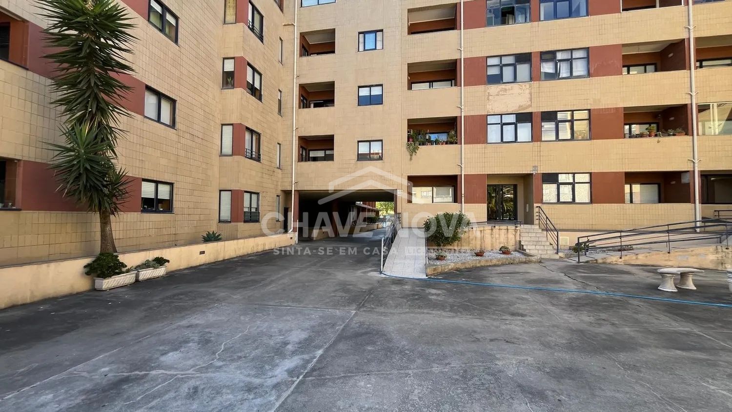 Apartamento T2 com Varanda, Suite, Garagem e Arrumo