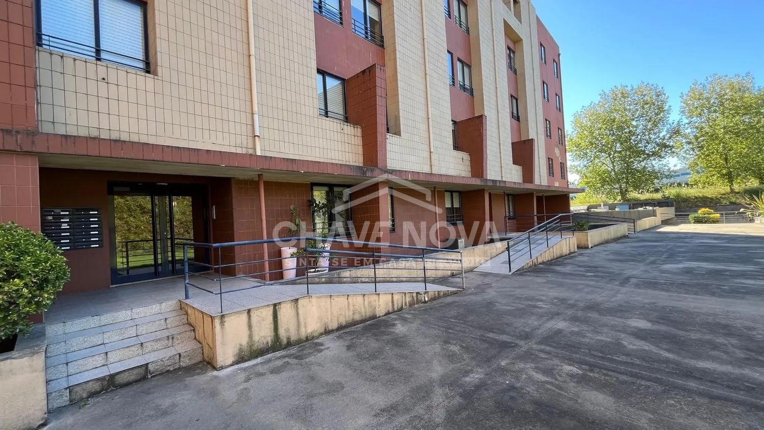 Apartamento T2 com Varanda, Suite, Garagem e Arrumo - 2