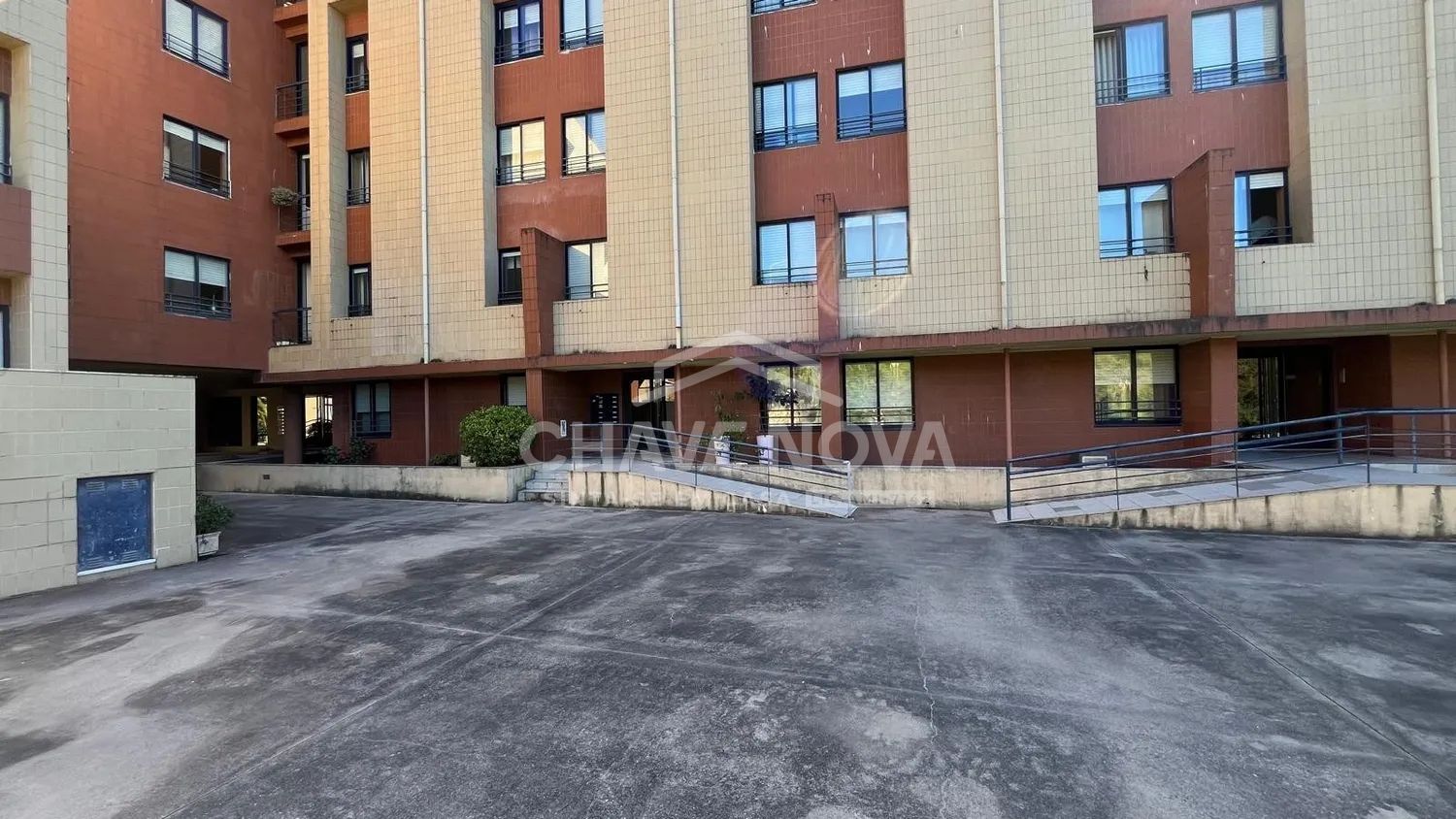 Apartamento T2 com Varanda, Suite, Garagem e Arrumo - 3