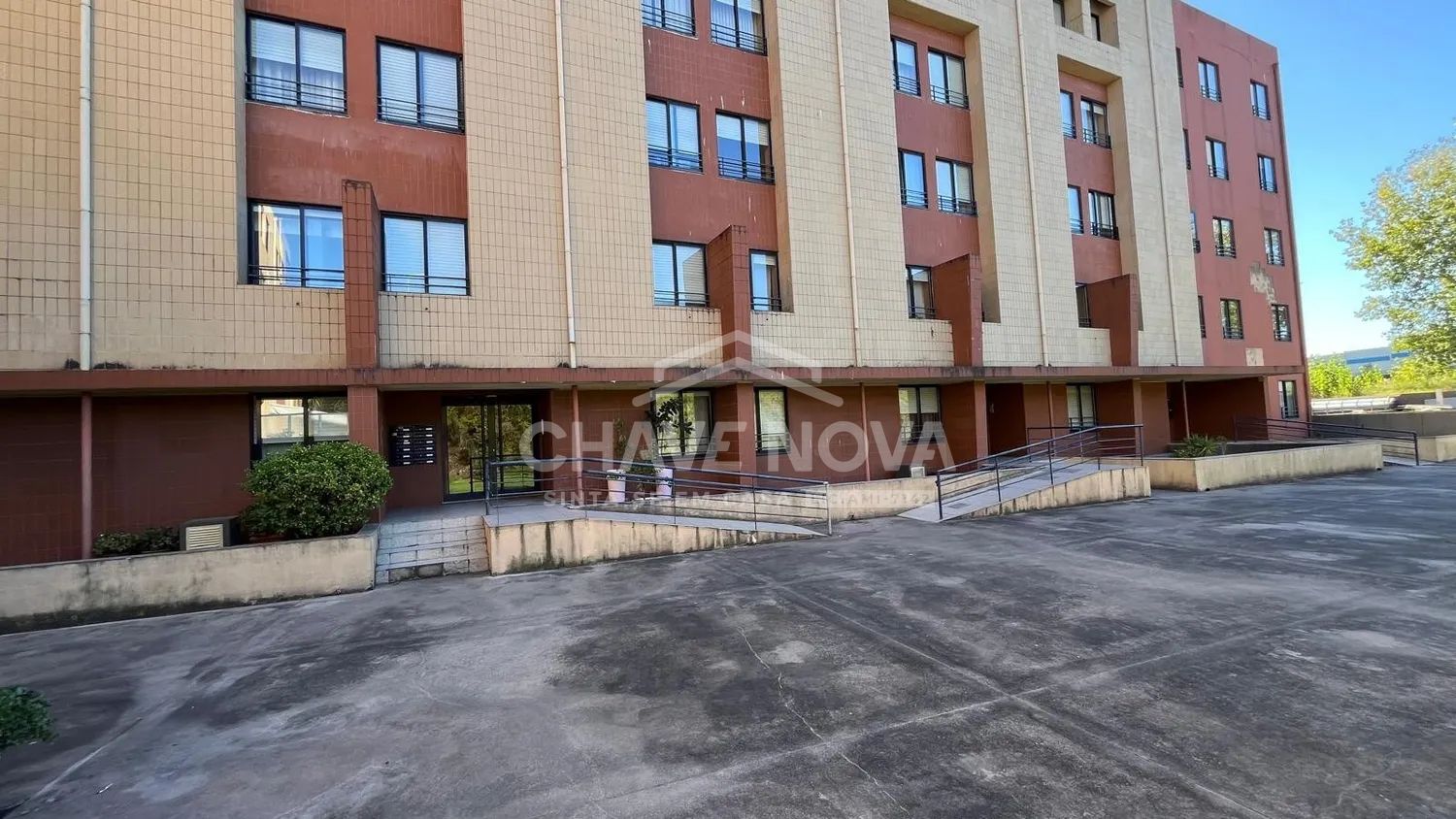 Apartamento T2 com Varanda, Suite, Garagem e Arrumo - 3