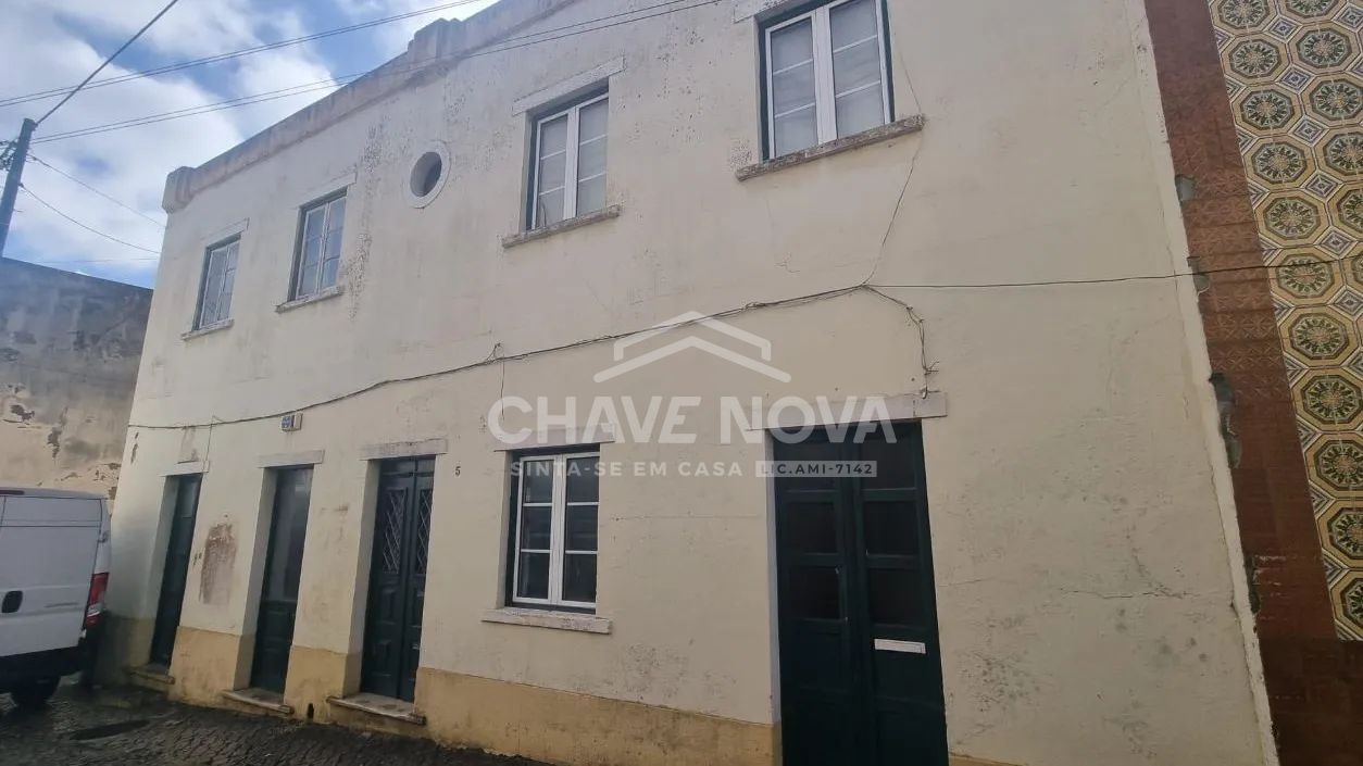 Prédio de Utilização Mista com Potencial Habitacional e Comercial no Centro de Alcoentre