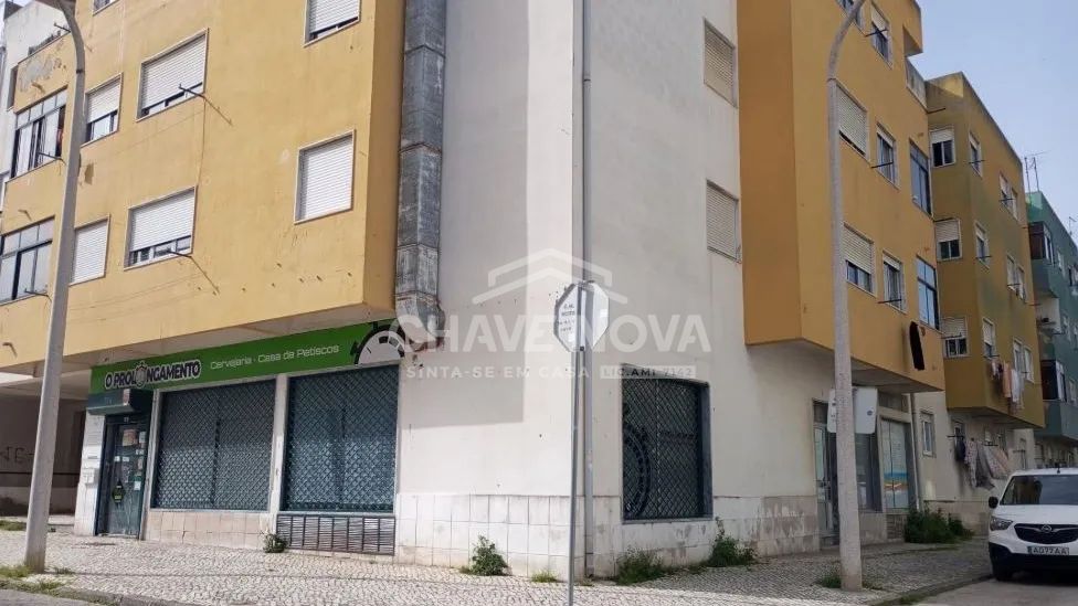 Loja com arrecadação na Baixa da Banheira 