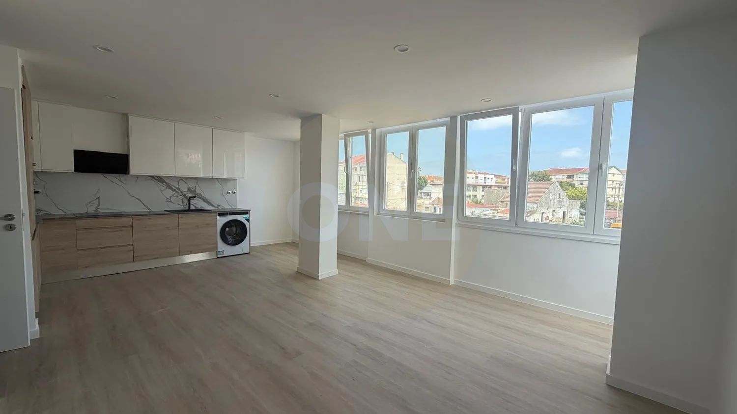 Renovated and equipped 2+1 bedroom apartment in Barreiro
