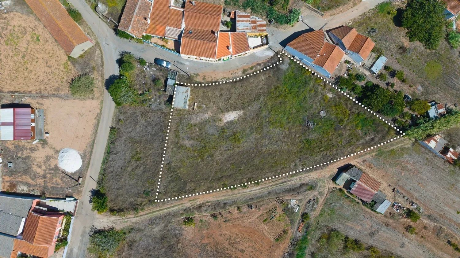 Plot of land measuring 1,894 m² with an approved architectural plan.  - 2