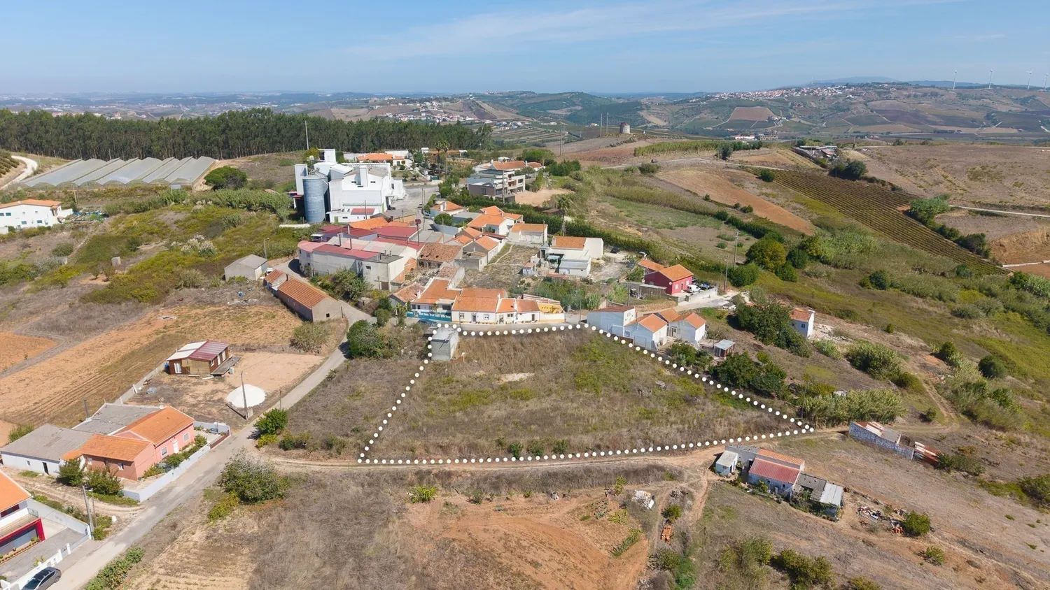 Plot of land measuring 1,894 m² with an approved architectural plan.  - 3