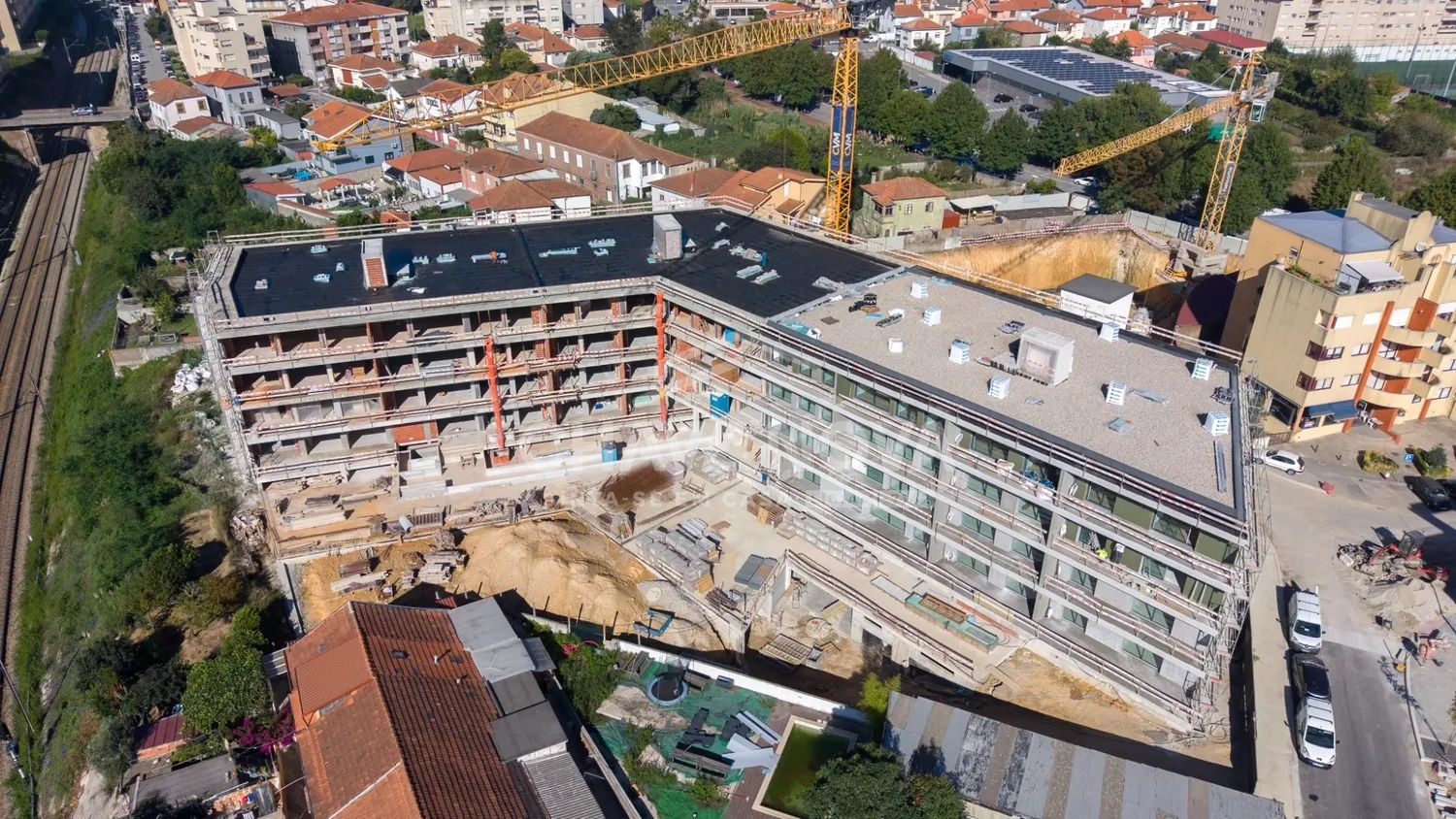 Apartamento T1 Novo c/ Terraço e Lugar de Garagem em Santa Marinha (Coimbrões)